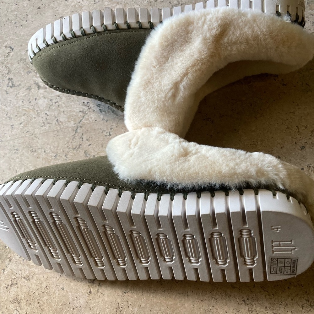 Cozy Olive Green Faux-Suede Slippers with Cream Fur Cuff - Picture 3 of 5
